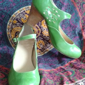 Vintage Style Lime Green Leather Pumps